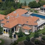 Illustrative view of a Mediterranean-style mansion representing the Jamie Foxx house in Thousand Oaks, California
